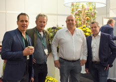 Een gezellig boel op de stand van Armada met Bas Vloet en Wim van den Hoog van Floricus Plantise, Gerard Lentjes van Armada en, helemaal rechts, Christiaan Bremkens van Bremkens Orchids.